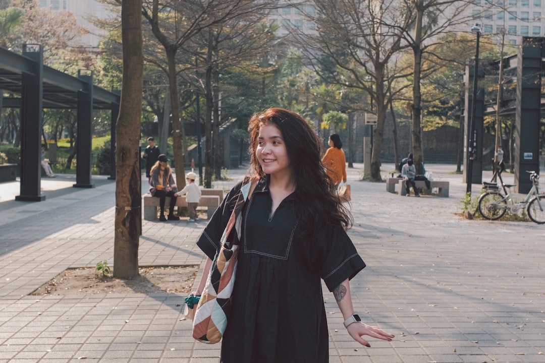 Persona mayor disfrutando un paseo al aire libre